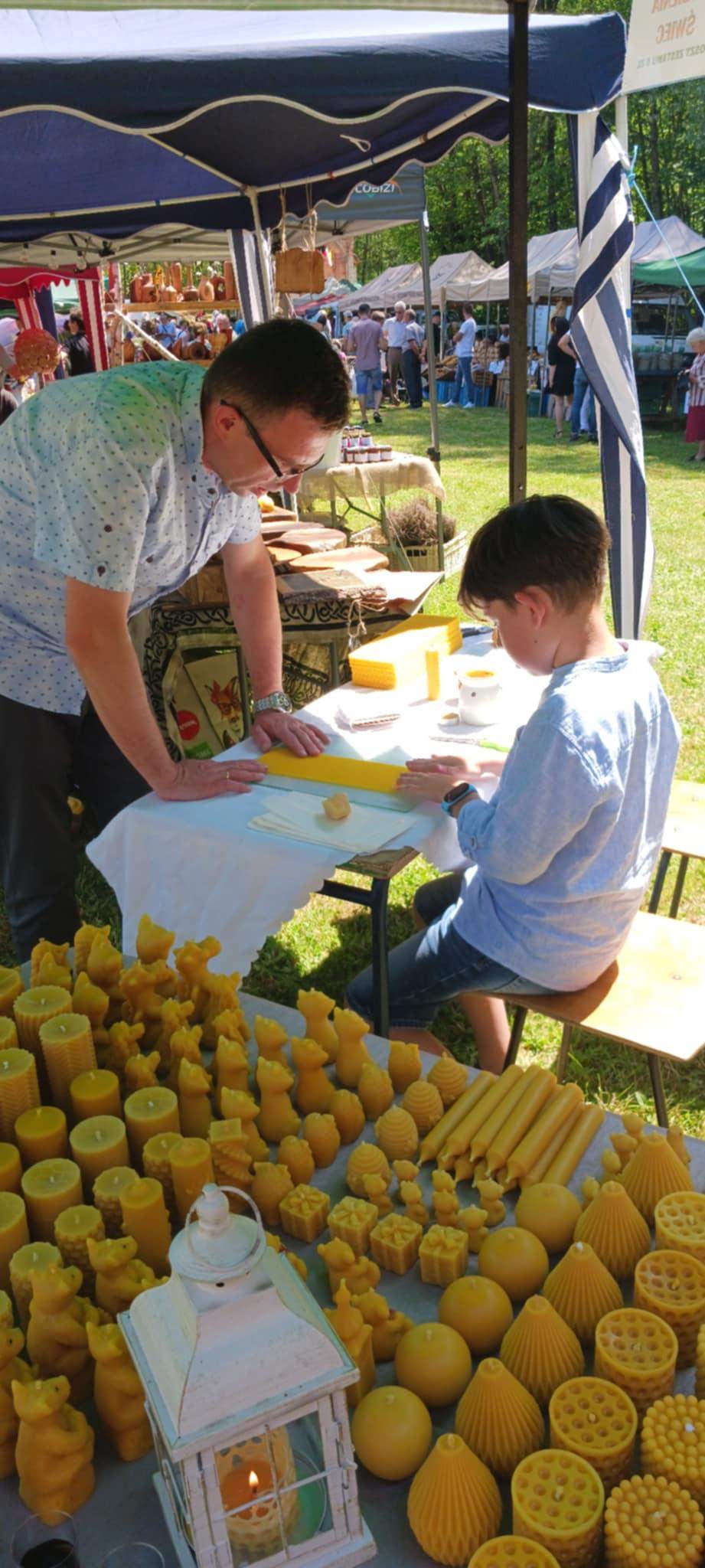 Warsztaty dla dzieci przy naszym stoisku ze świecami.